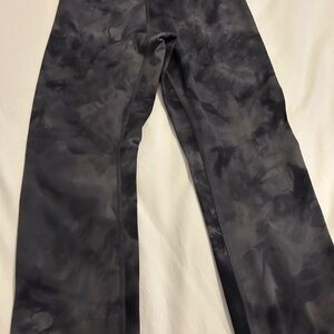 Lululemon legging size 8 charcoal grey/black camo. Rarely worn.